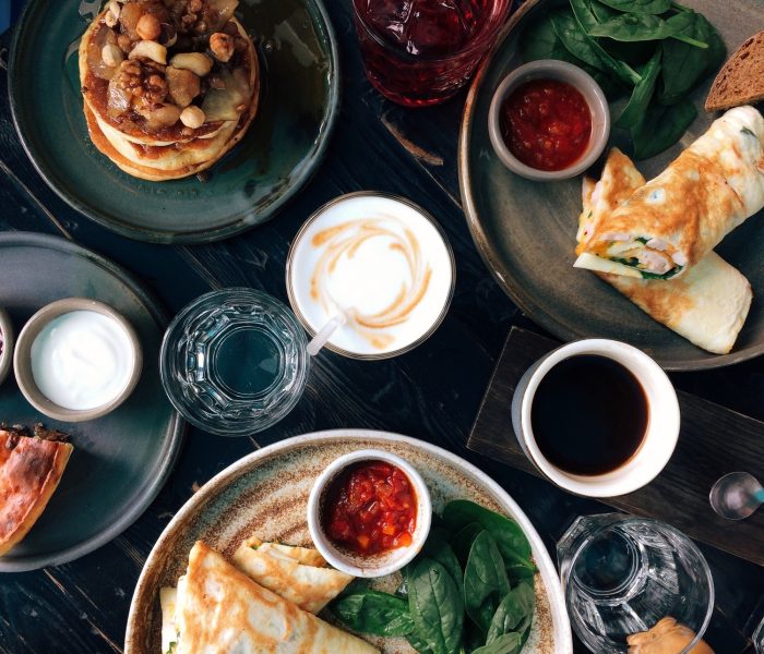 Ystävät nauttimassa brunssista. Brunssiravintola